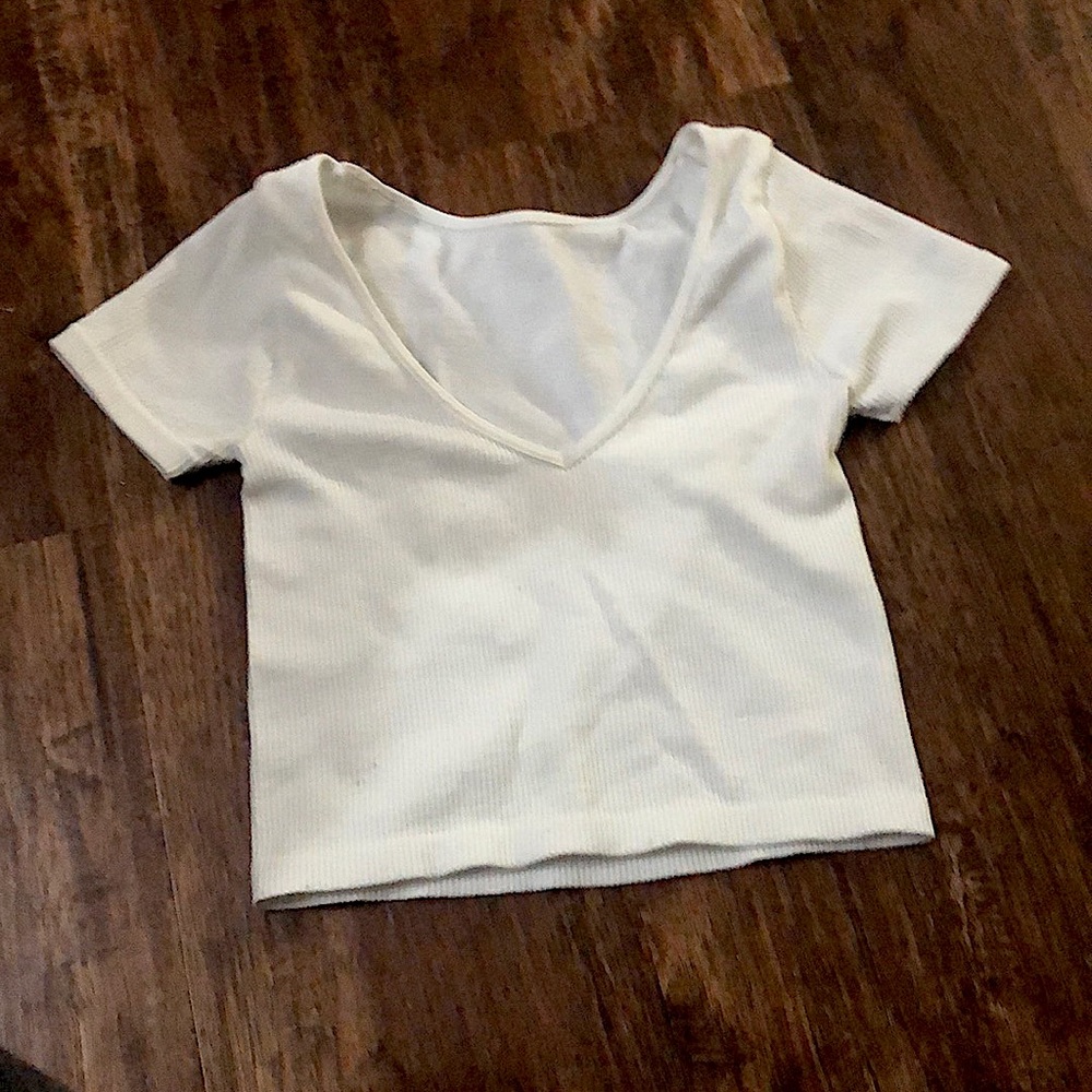 Cute Aeropostale low cut cropped baby tee